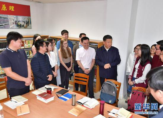 2018年5月2日，習近平來到北京大學考察。來源：新華社